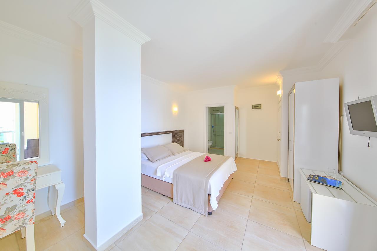 Dreibettzimmer mit seitlichem Meerblick