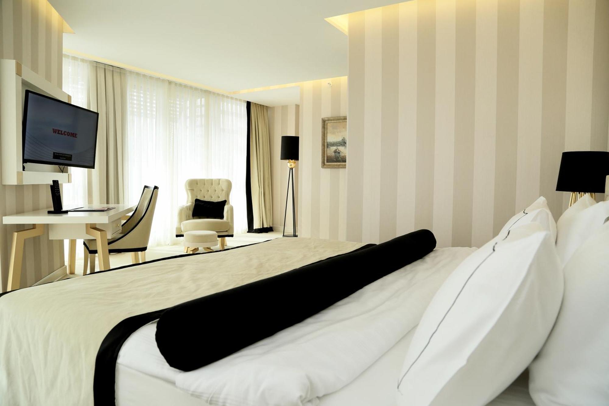 Family Suite with One Double Bed and Twin Beds,1209969862:JPEG
