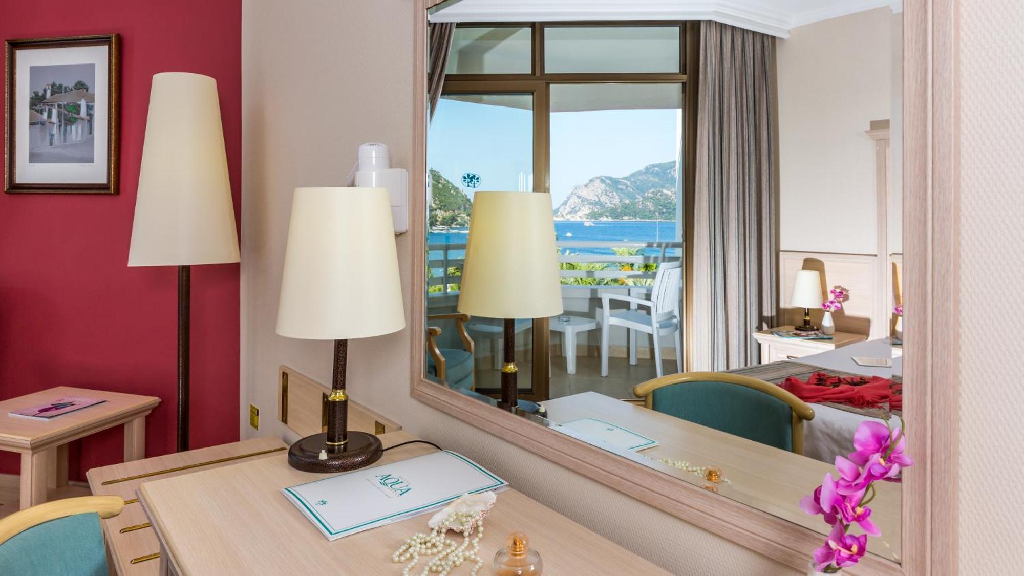 Standaard Tweepersoonskamer met 1 of 2 Bedden en Gedeeltelijk Uitzicht op Zee (2 Volwassenen + 1 Kind)