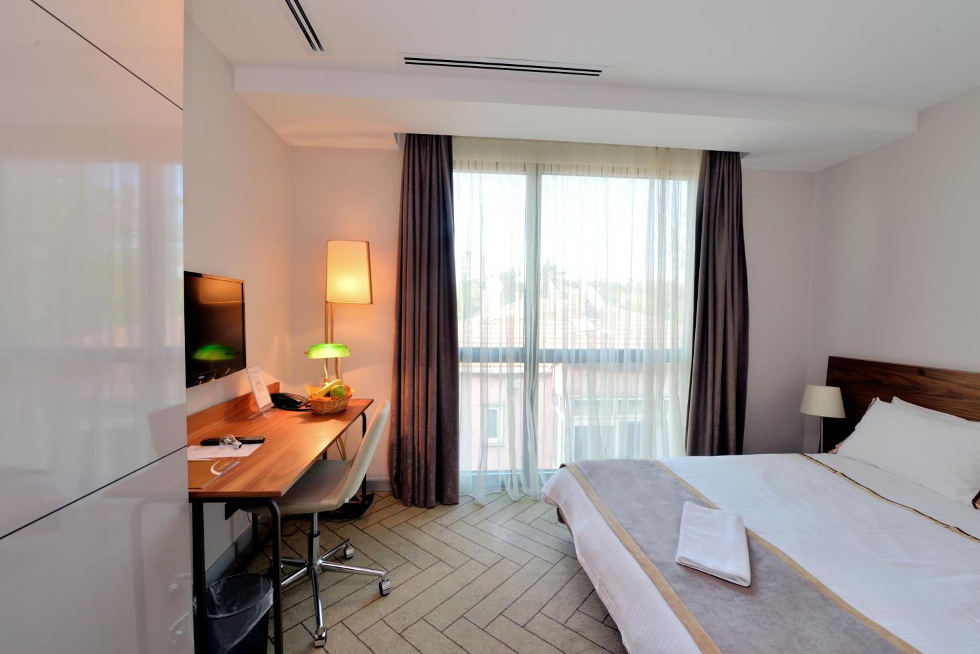 Standard Suite,719620858:JPEG