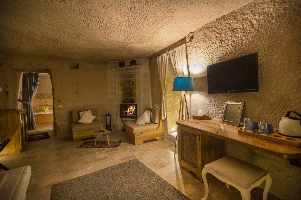 Habitación con cama extragrande y balcón