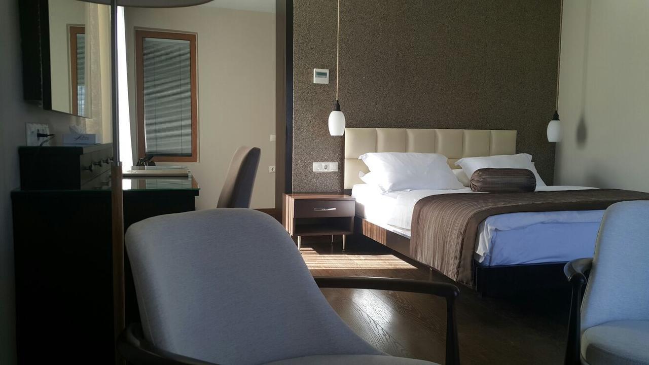 Deluxe Room,1589131181:JPEG
