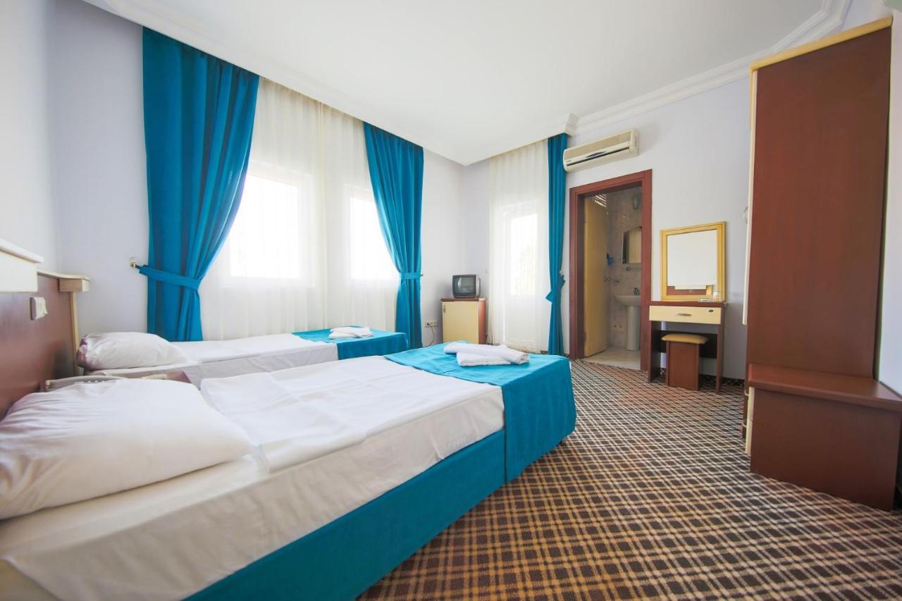 Zimmer mit Kingsize-Bett und Balkon