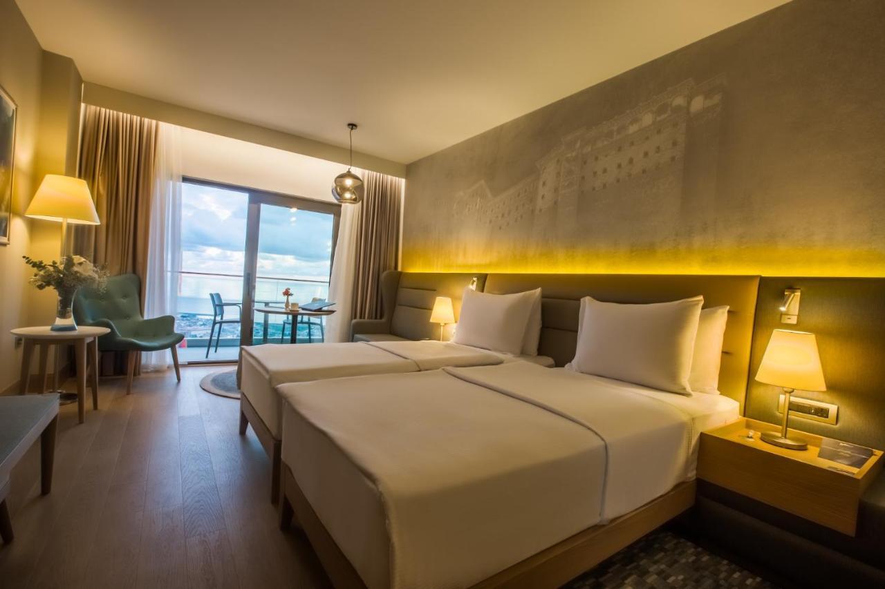 Doppel- oder Zweibettzimmer mit Bergblick und Balkon
