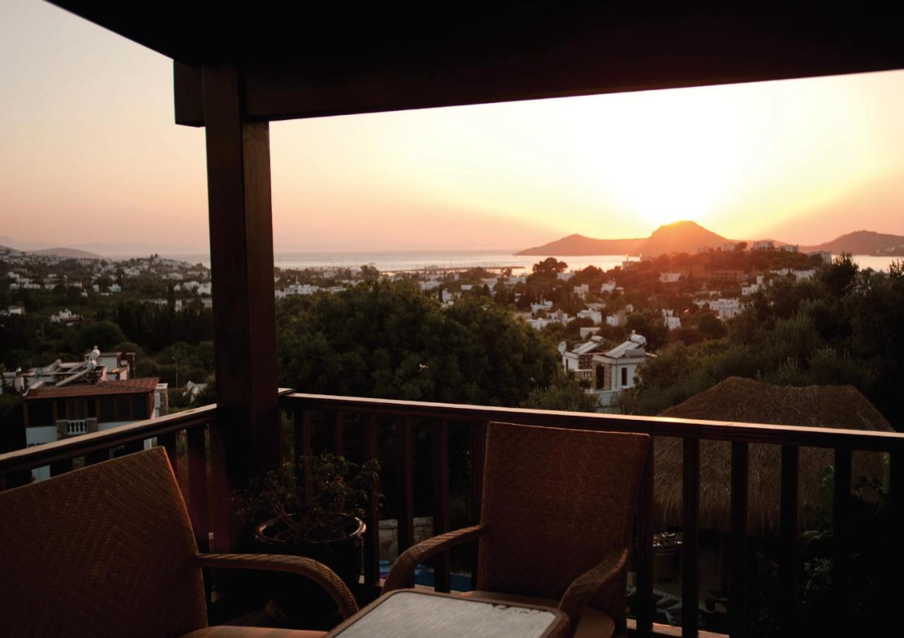 Grand Deluxe Suite with Hot Tub, Fireplace, Terrace & Sea View