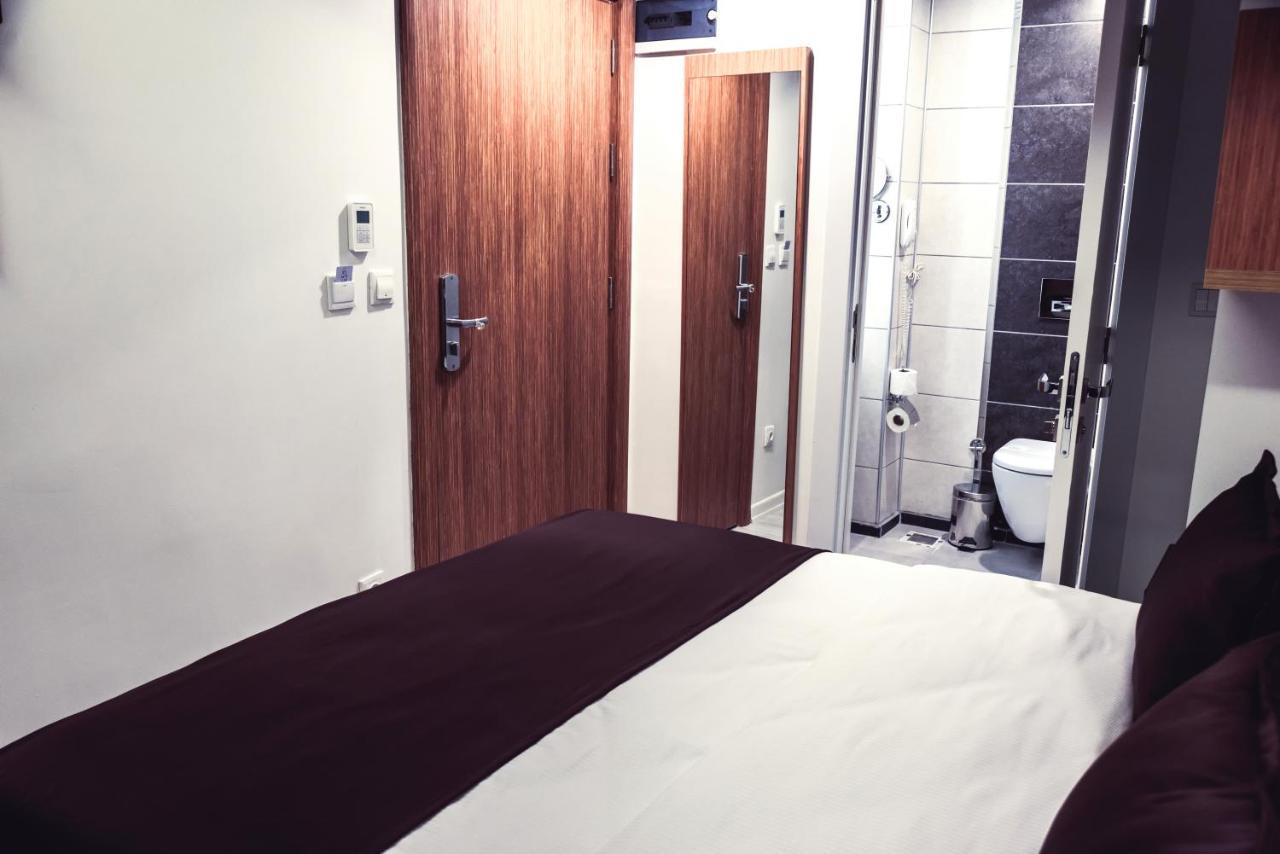 Budget Double Room,893068264:JPEG