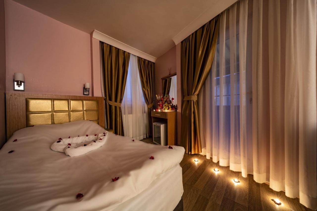 Family Room with Balcony,769005100:JPEG