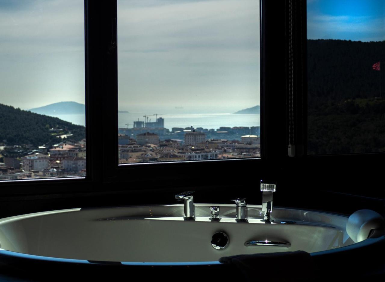 Suite de Canto com Banheira de Hidromassagem e Vista Mar