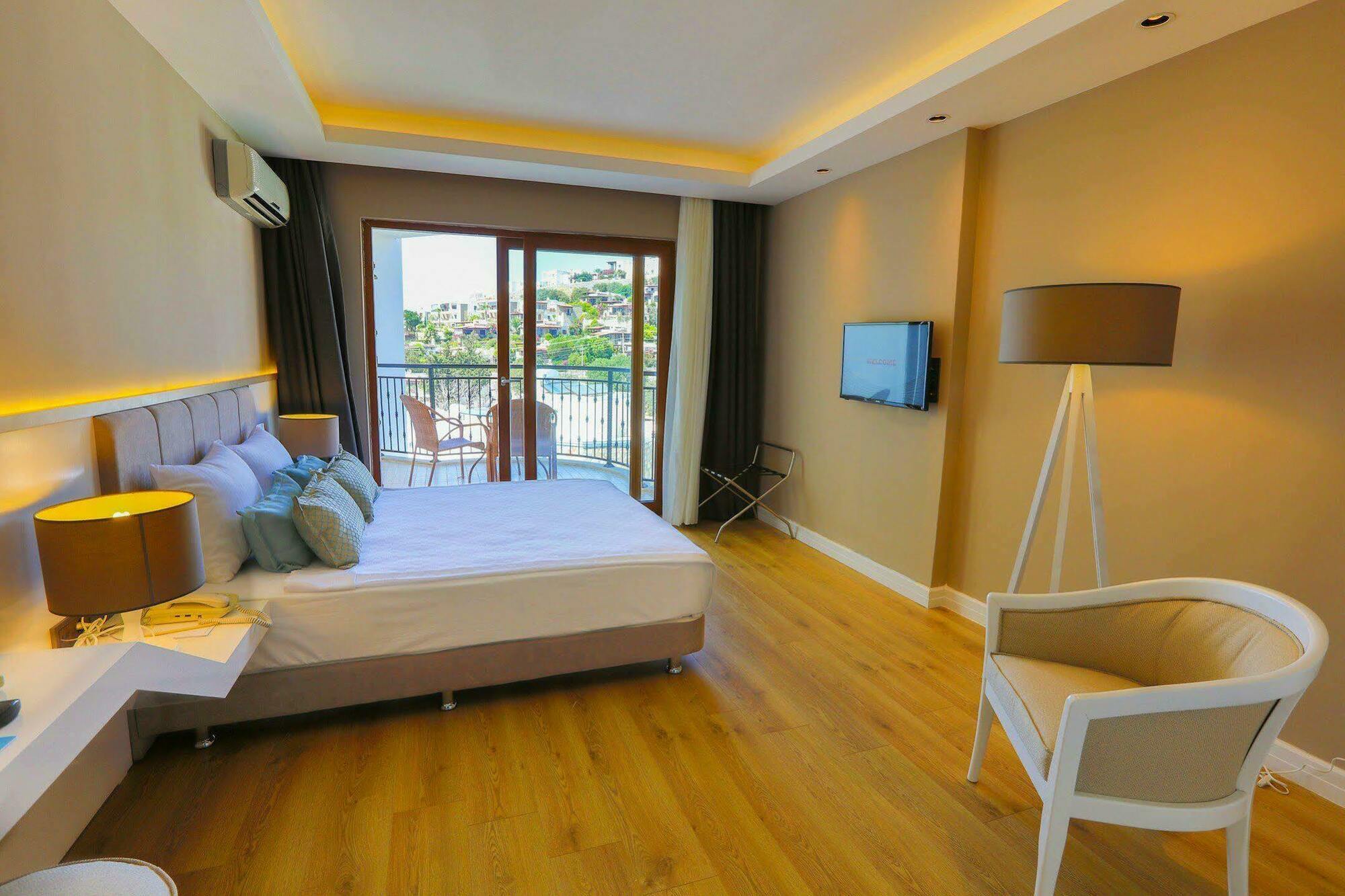 Standard Double or Twin Room with Partial Sea View