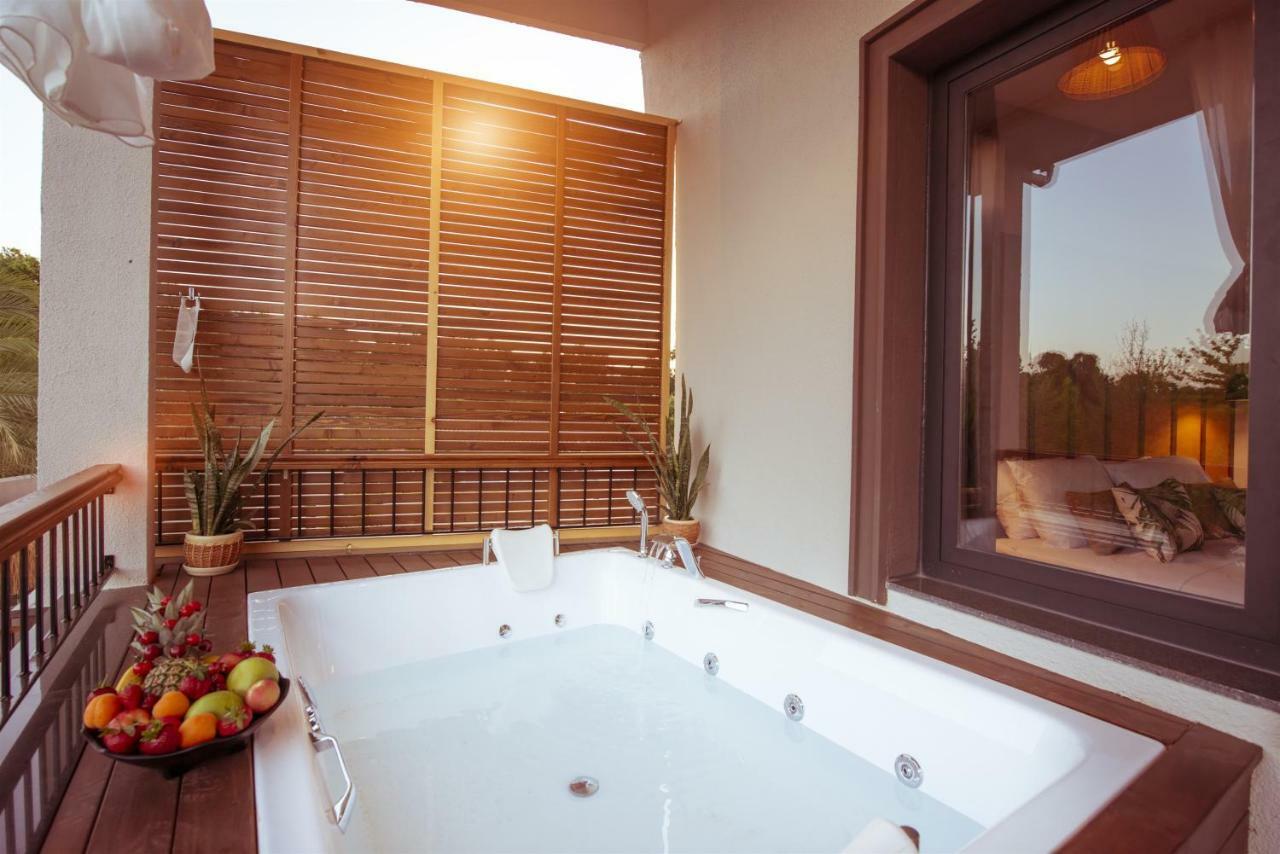 Deluxe Room with Spa Bath - Pool View