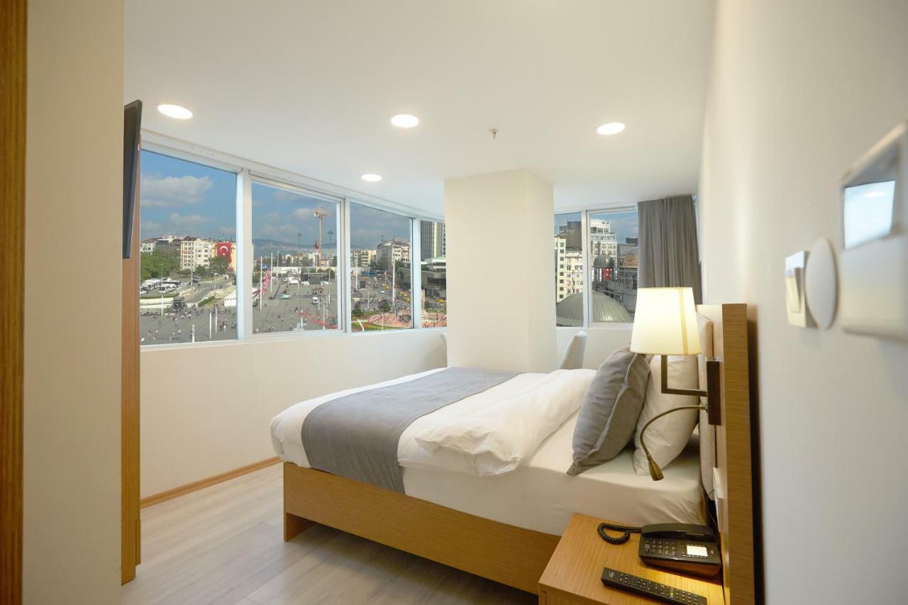 Quarto Superior com 2 Camas de Solteiro Vista da Cidade