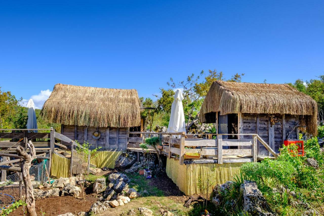 Bungalow with Patio,922636180:JPEG