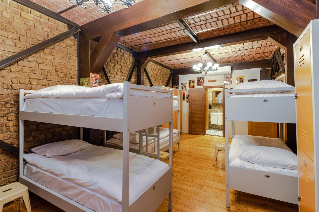 Bed 8-Bed Female Dormitory Room