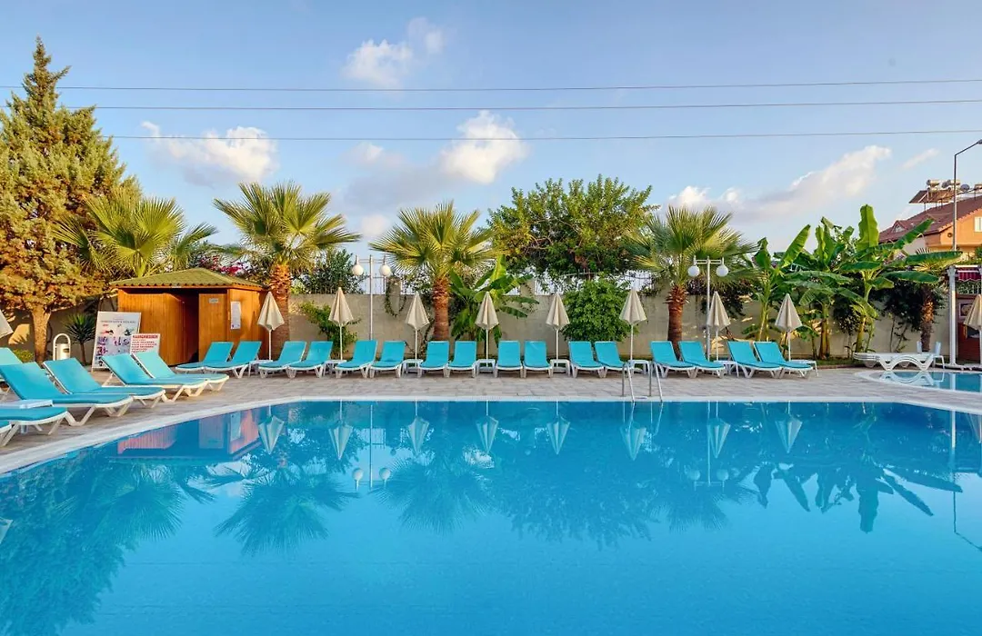 Risus Hotel Side-1