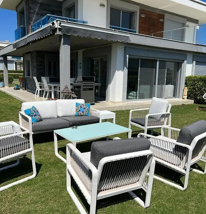 Deniz Manzarali Lueks Site Icinde Havuzlu Oezel Bir Villa-1