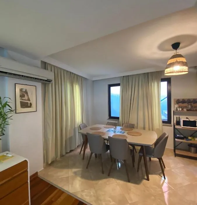 Private Triplex House In The City Center-1