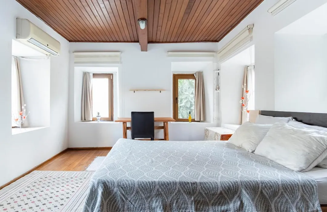 18Th Century Renovated Central Stone House, Terrace, Free Fast Wi-Fi-1