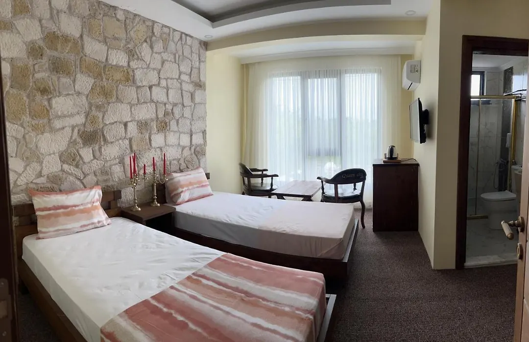 Queen City Hotel & Bungalov-1