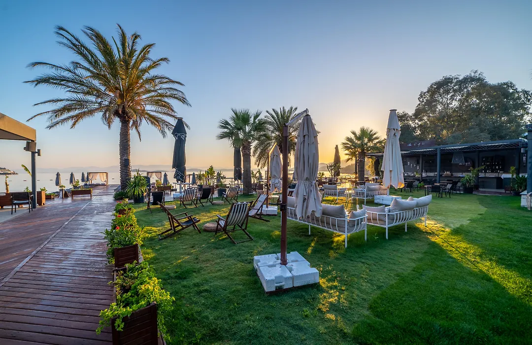 Moyo Luxury Hotel & Beach-1
