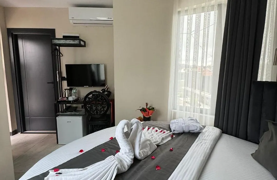The Queen Airport Hotel-Round Trip Airport Service-1