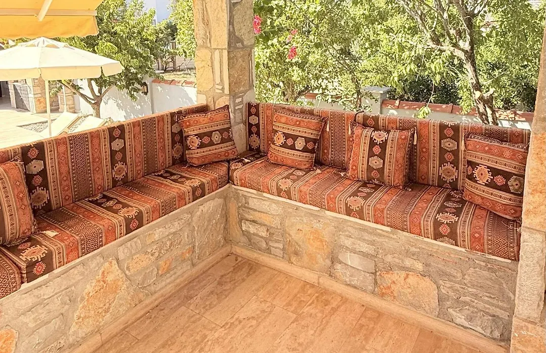 Hot Tub-Fireplace-Pets-Sleeps 11-Bbq-Pool-Parking-1
