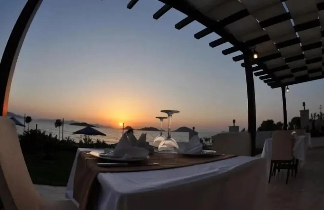Small Beach Hotel-1