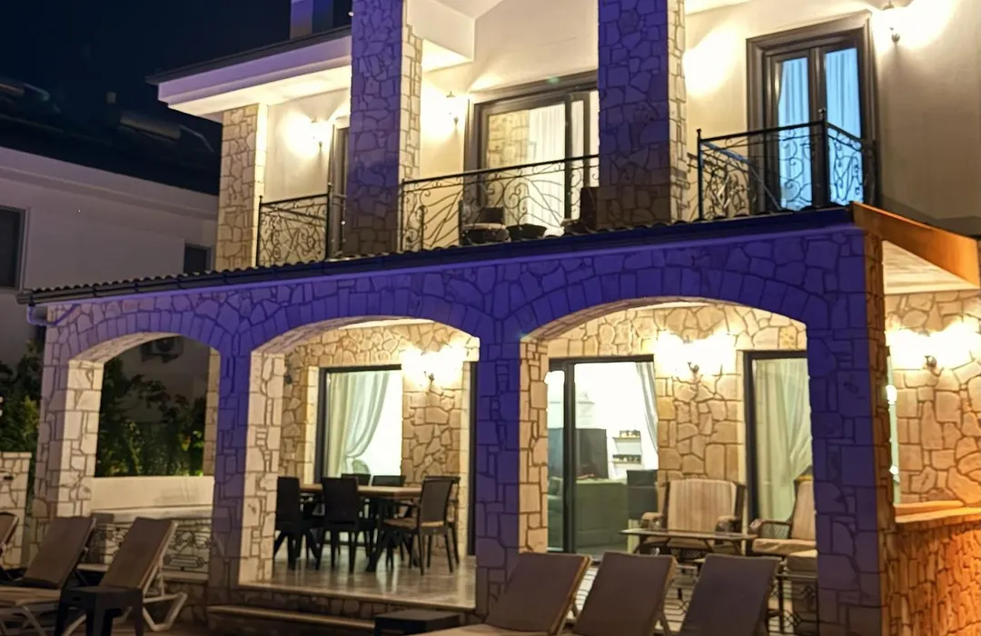 Villa-Sleeps 9-Parking-Pool-Bbq-Hot Tub-Pets-1