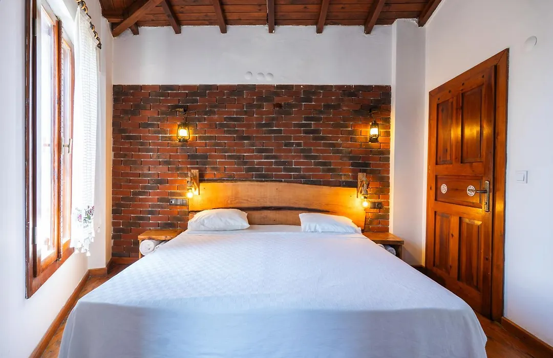 Amazon Petite Palace-1