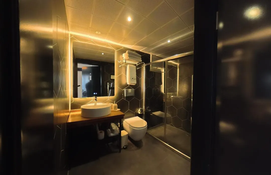 8 Rooms Hotel-1