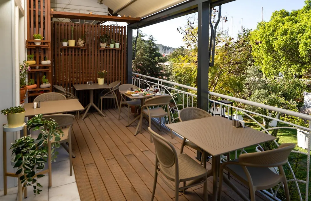 Dedeminn Marina Hotel-1