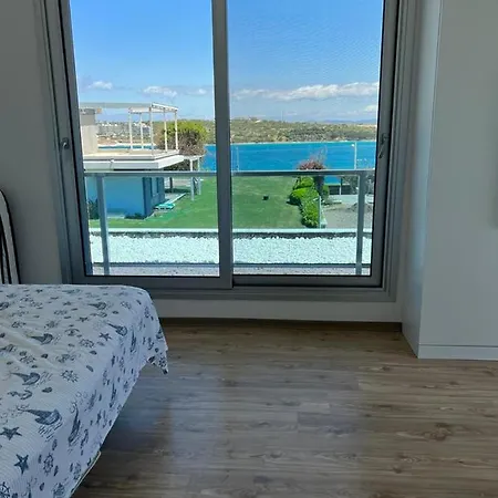 Deniz Manzarali Lueks Site Icinde Havuzlu Oezel Bir Villa-2