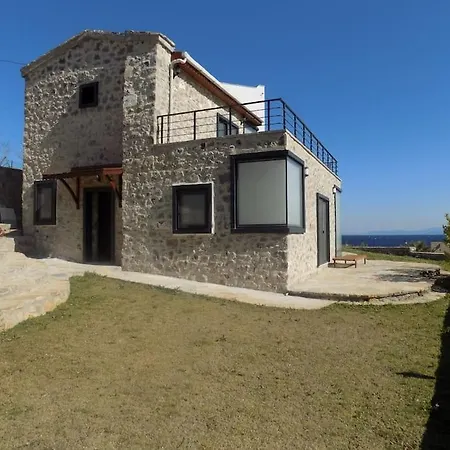 Denize Sifir Restore Edilmis Ahsap Tavan Tas Villa-3