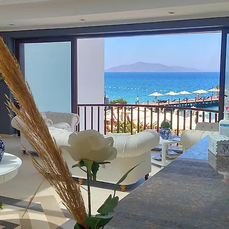 Small Beach Hotel-3