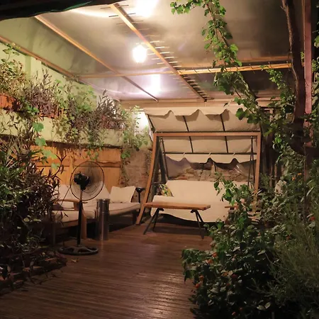 Lotus Garden Hostel Izmir-3