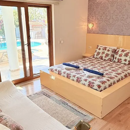 Hot Tub-Fireplace-Pets-Sleeps 11-Bbq-Pool-Parking-3