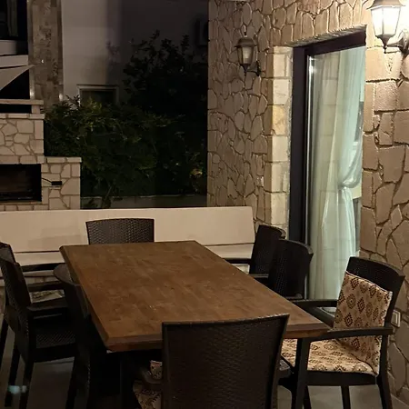 Villa-Sleeps 9-Parking-Pool-Bbq-Hot Tub-Pets-3
