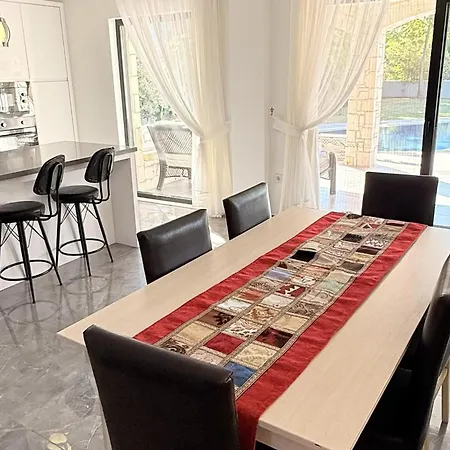 Villa-Sleeps 9-Parking-Pool-Bbq-Hot Tub-Pets-2
