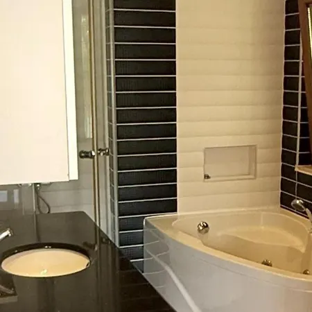 Hot Tub-Fireplace-Pets-Sleeps 11-Bbq-Pool-Parking-2