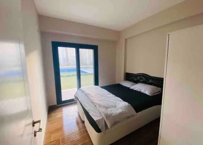 Havuz Olanagini Sunan Rahat Bir Ev Çeşme