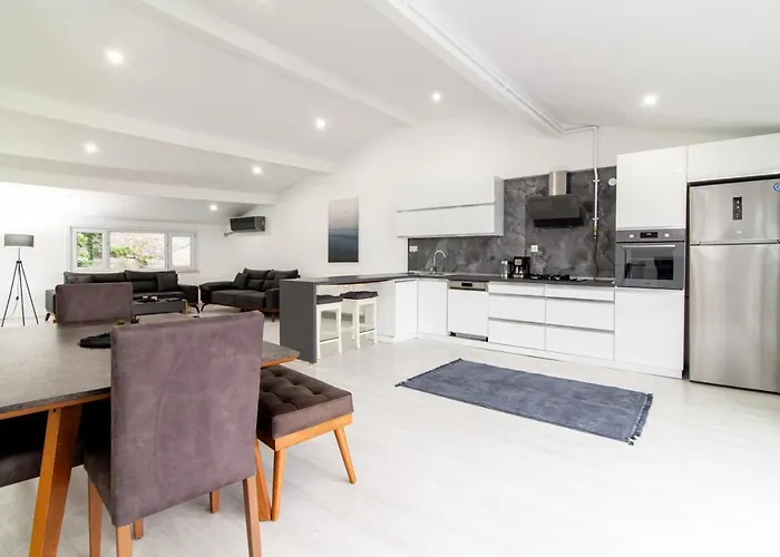 Sleek House With A Lovely Terrace In Besiktas Vila Istambul