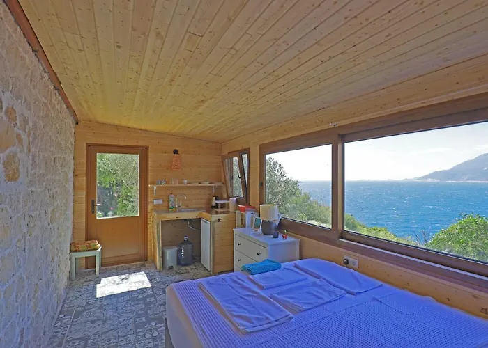 Muhteşem deniz manzaralı ağaç ev Apart otel Kaş