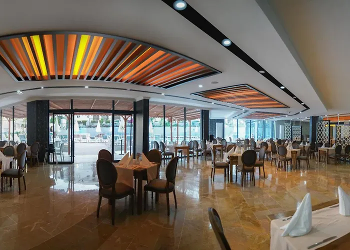 Clover Magic Park Side Hotel