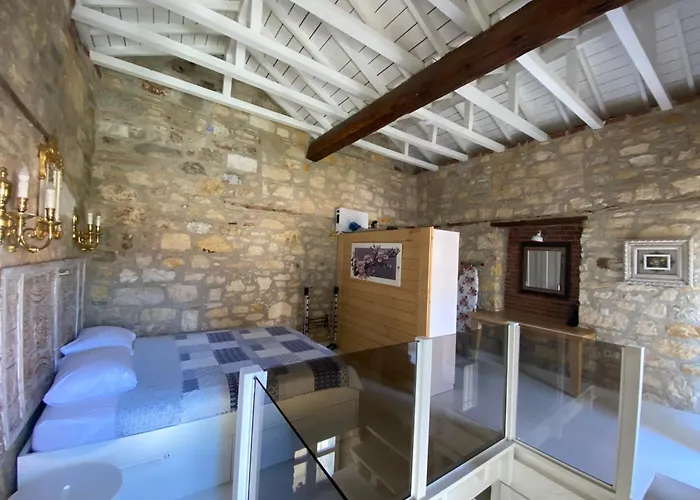 Oezel Tasarimli Tarihi Tas Ev Villa Çeşme